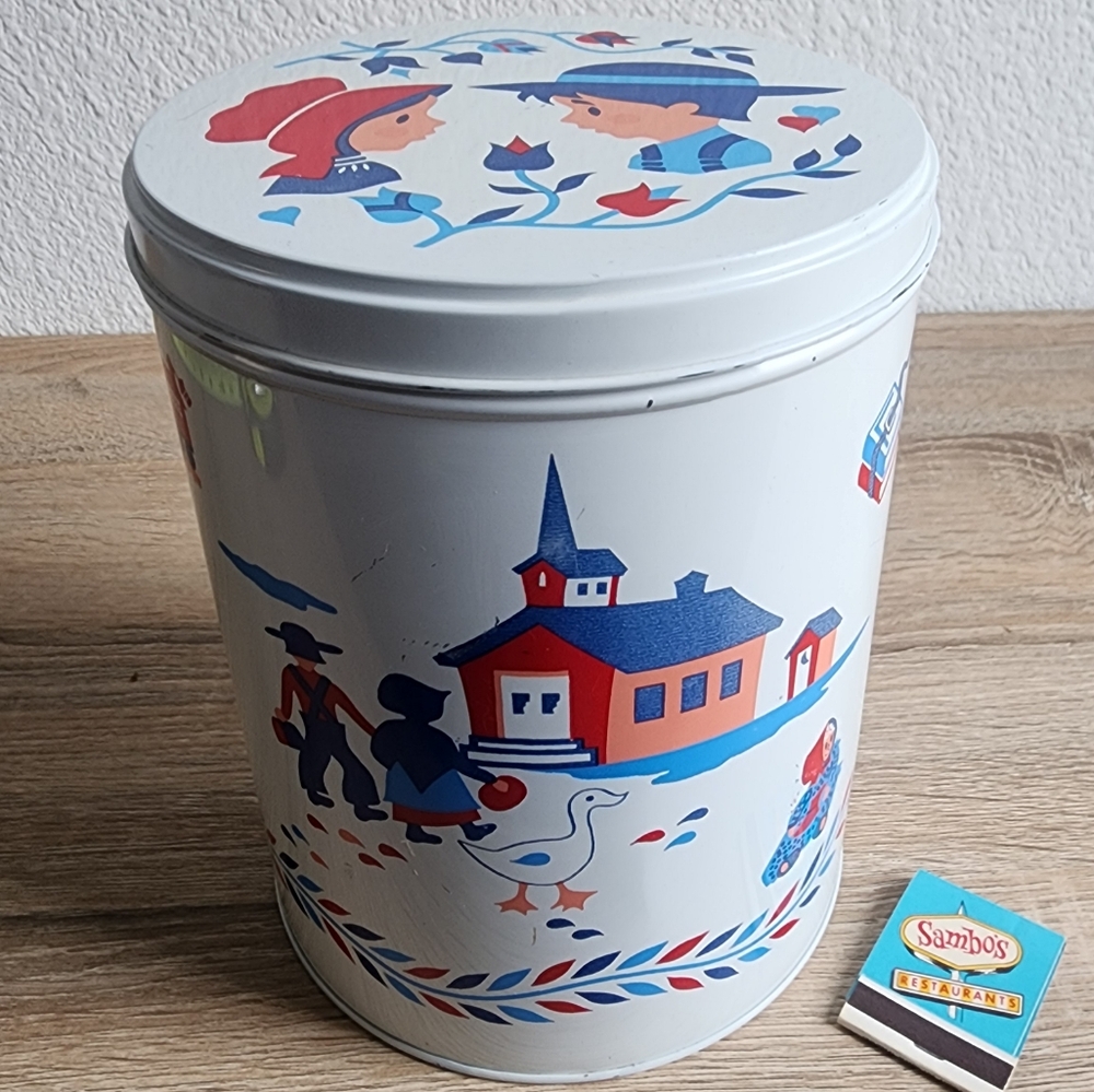 VINTAGE Pennsylvania Dutch Amish White Schoolyard Round Tin Lidded Canister